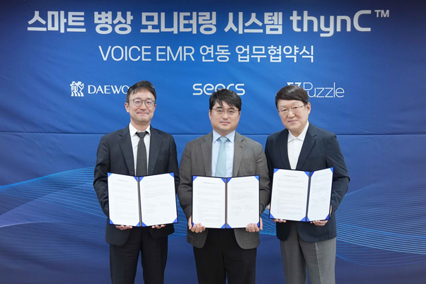 (왼쪽부터)이영신 씨어스테크놀로지 대표, 이창재 대웅제약 대표, 김용식 퍼즐에이아이 대표가 지난 25일 대웅제약 본사에서 열린 업무협약 체결식에서 기념 사진을 촬영하고 있다. ⓒ대웅제약