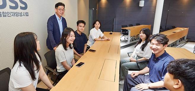 13일 인천 미추홀구 용현동 인하대 기후 위기 대응 첨단강의실에서 열린 국외 하계방학·학기제 표준현장실습 오리엔테이션에서 김정호 단장(왼쪽에서 세 번째)이 참가 학생들과 프로그램에 관해 의견을 나누고 있다. 인하대 제공