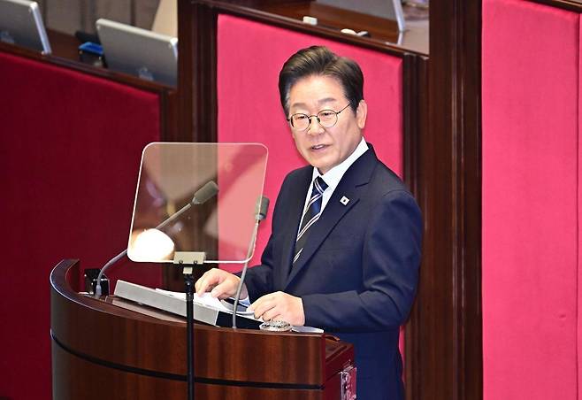 이재명 대통령이 26일 오전 서울 여의도 국회에서 민생회복 소비쿠폰사업 등을 편성한 추가경정예산(추경)에 대한 시정연설을 하고 있다. 사진공동취재단/박형기 기자 oneshot@donga.com