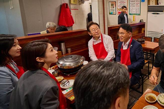 이재명 대통령이 26일 서울의 한 대구탕집을 찾아 점심식사를 하고 있다. (대통령실 제공) 2025.6.26/뉴스1