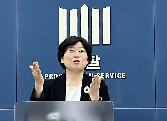 윤석열 전 대통령의 12.3 내란 및 외환 혐의 등을 수사하는 내란 특검팀 박지영 특검보가 24일 오후 서울 서초구 서울고검 기자실에서 브리핑을 하고 있다. 뉴스1
