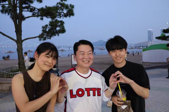 안철수 국민의힘 의원이 25일 부산에서 게릴라 버스킹을 진행하고 있다. 안철수실 제공