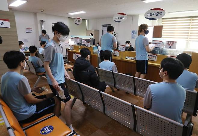 서울 영등포구 서울지방병무청 제1병역판정검사장에서 입영대상자들이 신체검사를 받고 있다. 뉴스1