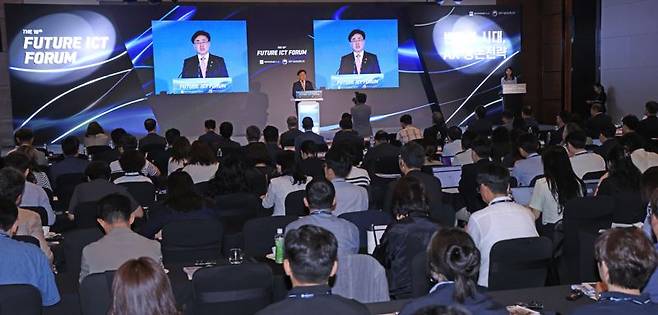 파이낸셜뉴스가 과학기술정보통신부와 26일 서울 여의도 콘래드호텔에서 개최한 '제16회 퓨처ICT포럼'에서 유상임 과학기술정보통신부 장관이 환영사를 하고 있다. '변화의 시대: AX 생존전략'을 주제로 한 이번 행사에선 폴 그레이시 HP 부사장과 김성하 한국오라클 대표가 기조연설자로 나서 '산업을 뒤흔드는 AI 혁신', '모두를 위한 AI와 클라우드'라는 주제로 화두를 던졌다. 행사장에는 정보통신기술(ICT)업계와 학계 등 300여명이 몰렸다. 사진=박범준 기자