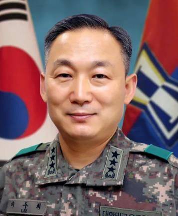 이재명 대통령이 26일 국방부 차관에 이두희 전 육군 미사일전략사령관을 임명했다. 대통령실 제공