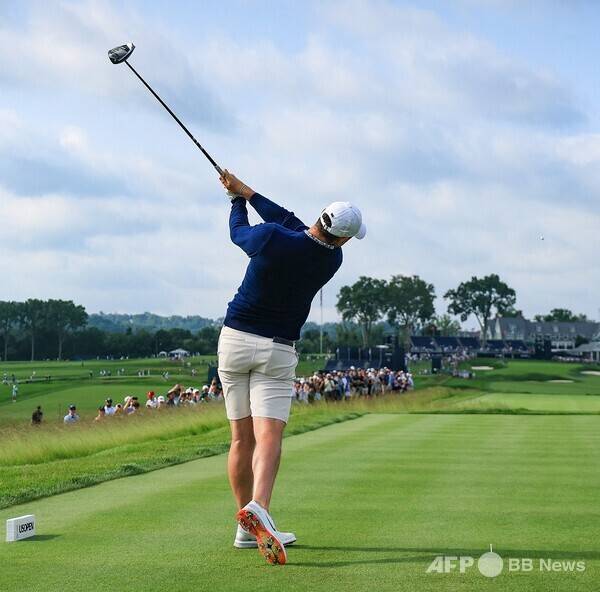 세계적인 골프스타 로리 맥길로이가 2025년 메이저 대회 US오픈 연습라운드에서 티샷을 날리는 모습이다. 사진제공=ⓒAFPBBNews = News1 (사진 및 칼럼을 무단으로 사용하지 마십시오.)