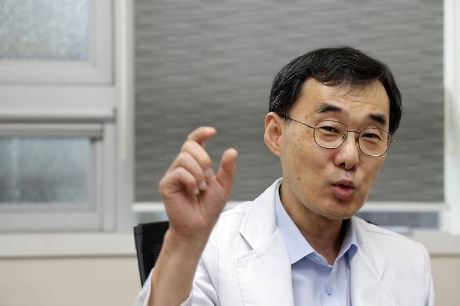 김 교수는  “인슐린을 투여하는 2형 당뇨병 환자를 대상으로 한 연속혈당측정기 건강보험 적용 확대는 대한당뇨병학회가 오래전부터 주장해온 사안”이라며 ‘신장이 다 망가진 후에는 산정특례로 지원하면서, 그걸 예방하기 위한 비용은 왜 망설이느냐’는 푸념의 소리가 들린다고 말했다. 김명진 기자 littleprince@hani.co.kr
