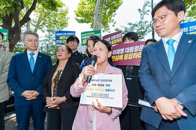 한베평화재단을 비롯한 시민단체들이 모여 있는 ‘베트남전쟁 문제의 정의로운 해결을 위한 시민사회 네트워크’가 지난 23일 오전 11시 서울 용산 대통령실 앞에서 기자회견을 열고 대통령실과의 면담 내용을 발표하고 있다. 한베평화재단 제공