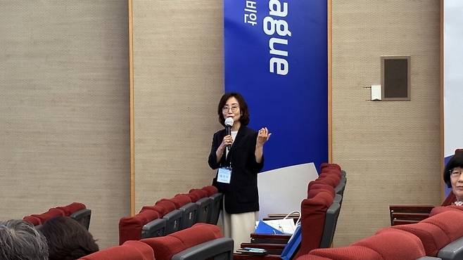 지난 21일 경기도 성남시 분당서울대병원에서 열린 ‘제1회 대한성차의과학회 하계 학술 심포지엄’에서 알츠하이머 치매의 성별 차이에 대한 최신 연구 현황을 발표한 뒤 질의응답 중인 묵인희 서울대 의대 생리학교실 교수. 최지현 기자