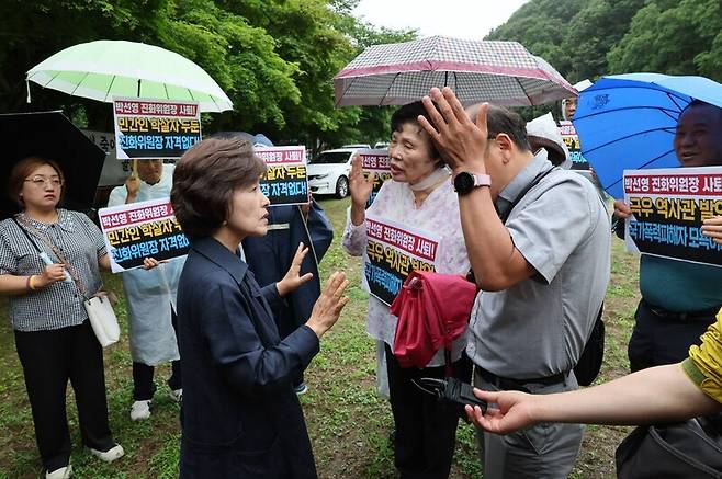 25일 오후 대전 산내 골령골 제1학살지를 방문한 박선영 진실화해위원장이 전미경 대전 산내사건 피학살자유족회장과 임재근 대전 골령골 대책회의 집행위원장으로부터 항의를 듣고 있다. 대전 골령골 대책회의 제공