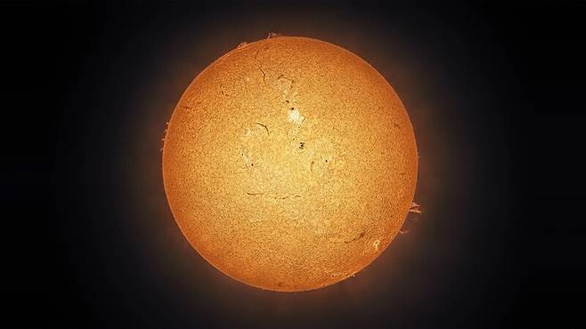 국제우주정거장이 태양 앞을 통과하는 순간을 담은 사진의 원본. 태양 플레어뿐 아니라 태양 가장자리의 불기둥 ‘홍염’도 포착했다. x.com/AJamesMcCarthy