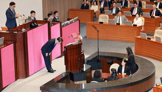이재명 대통령이 26일 국회 본회의장에서 추가경정예산 시정연설을 마친 뒤 인사하고 있다. 대통령실사진기자단