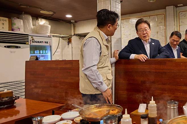 이재명 대통령이 26일 오후 서울 용산 대통령실 앞 대구탕 집에서 우연히 만난 이호찬 언론노조 위원장과 이야기하고 있다. 대통령실 제공