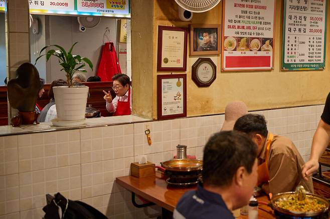 이재명 대통령이 26일 오후 서울 용산 대통령실 앞 대구탕 집에서 대통령실 참모들과 함께 점심식사를 하고 있다. 대통령실 제공
