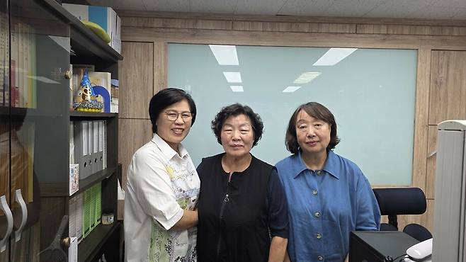 ‘요양보호사 윤리강령’을 만든 전국요양보호사협회 윤리강령준비위원회 김춘심(왼쪽부터)·오귀자 요양보호사와 기획위원을 맡은 최경숙 보건복지자원연구원장. 손지민 기자