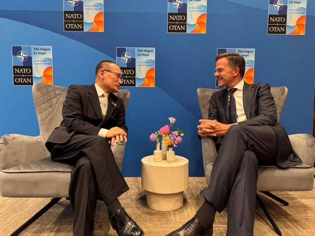 위성락 대통령실 국가안보실장이 25일(현지시간) 네덜란드 헤이그 세계 포럼 컨벤션센터에서 마르크 뤼터 북대서양조약기구(NATO·나토) 사무총장과 면담하고 있다. 대통령실 제공