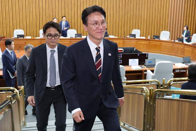 김민석(맨 앞) 국무총리 후보자가 25일 서울 여의도 국회의사당에서 열린 인사청문회 도중 후보자석을 잠시 떠나고 있다. 자료 제출 문제를 둘러싼 여야 대립으로 청문회 파행이 지속된 탓이다. 연합뉴스