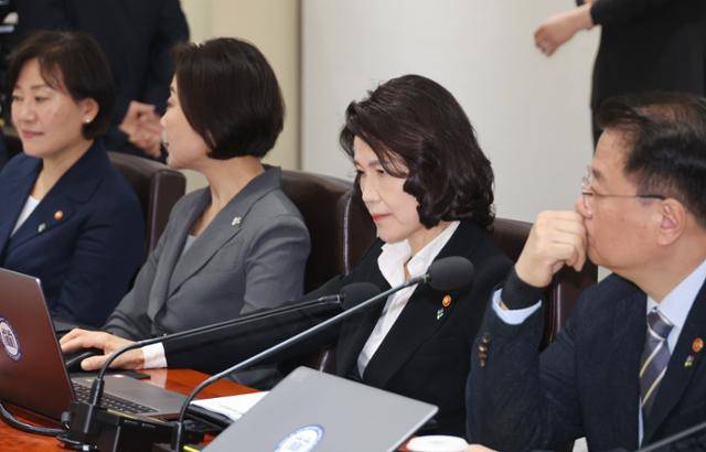 이진숙(오른쪽 두 번째) 방송통신위원장이 10일 서울 용산 대통령실에서 열린 국무회의에 참석해 있다. 뉴시스