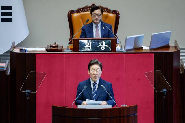 이재명(아래) 대통령이 26일 국회 본회의에서 추경안에 관한 시정연설을 하고 있다. 고영권 기자