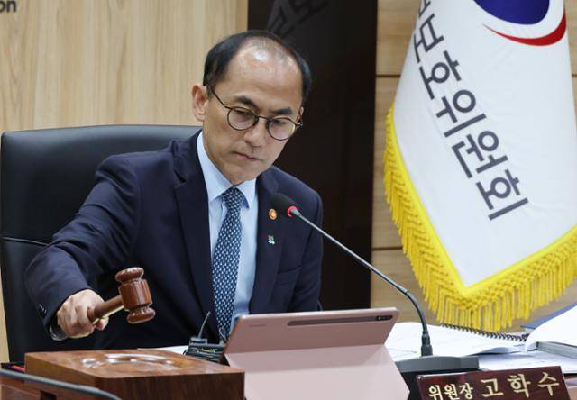 고학수 개인정보보호위원회 위원장이 25일 정부서울청사에서 열린 개인정보위 전체회의 중 의사봉을 두드리고 있다. 뉴시스