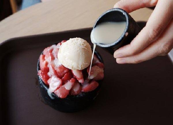 의학상식을 다루는 유튜브 채널 ‘닥터프렌즈’의 멤버로 활동 중인 유튜버이자, 서울아산병원 내과에서 진료부교수를 역임 중인 우창윤 교수가 팥빙수를 먹을 때 연유를 빼고 섭취할 것을 강조했다./사진=게티이미지뱅크