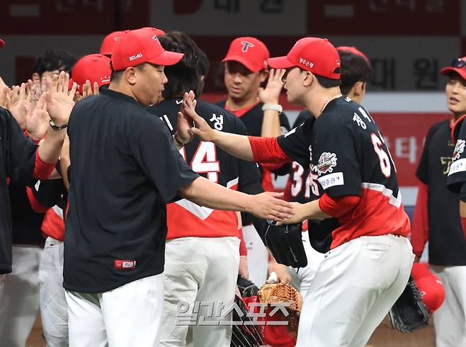 2025 KB0리그 프로야구 키움히어로즈와 KIA타이거즈의 경기가 25일 오후 서울 고척스카이돔에서 열렸다. 6대 3으로 승리한 KIA 이범호 감독이 경기 후 정해영 등 선수들을 맞이하고 있다. 고척=김민규 기자 mgkim1@edaily.co.kr /2025.06.25/