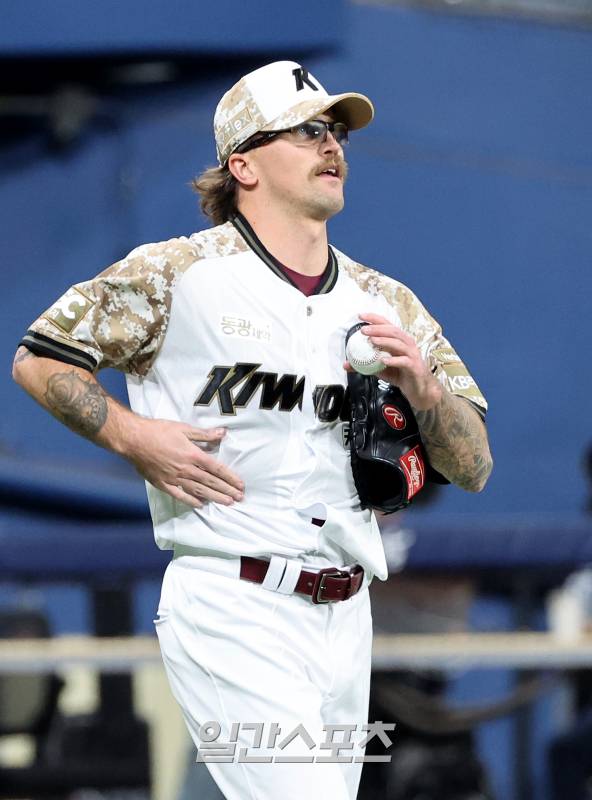 2025 KB0리그 프로야구 키움 히어로즈와 KIA 타이거즈의 경기가 25일 오후 서울 고척스카이돔에서 열렸다. 6회초 2사 2루 이창진에게 적시타를 맞고 첫 실점을 한 웰스가 아쉬워하고 있다. 고척=김민규 기자 /2025.06.25/