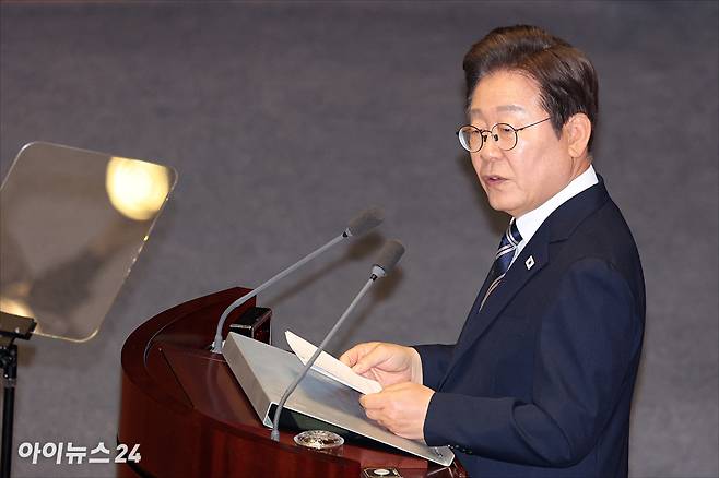이재명 대통령이 26일 국회에서 열린 제426회국회(임시회) 제2차 본회의에서 2025년도 제2회 추가경정예산안에 대한 정부의 시정연설을 하고 있다. [사진=국회사진기자단]