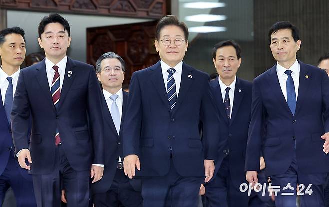 이재명 대통령이 26일 오전 정부의 2차 추가경정예산(추경)안 제출과 관련한 시정연설을 마친 뒤 본회의장을 나서고 있다. [사진=국회사진기자단]