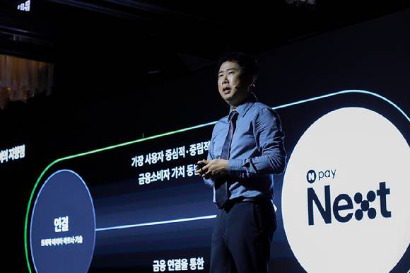 26일 서울 종로구 포시즌스 호텔에서 개최된 'Npay 미디어데이 2025' 기자간담회에서 네이버페이 조재박 이노 비즈 총괄 부사장이 금융 플랫폼 전략을 발표하고 있다. [사진=네이버페이]