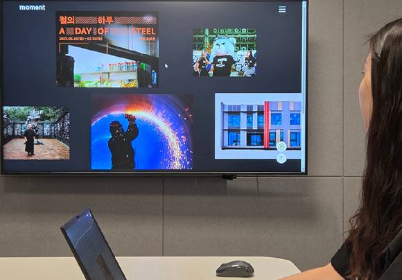 현대제철 임직원이 미디어룸 메인페이지를 살펴보고 있다. [사진=현대제철]