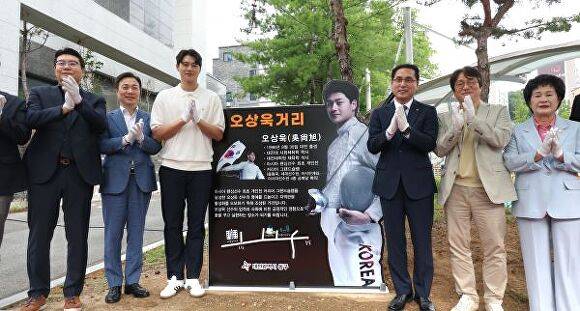 박희조 동구청장과 오상욱 선수가 함께 '오상욱거리 명예도로' 제막식을 진행하고 있다 [사진=대전동구]