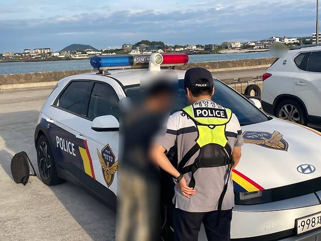 승선원 변동 미신고 적발 모습  (제주해경서 제공)