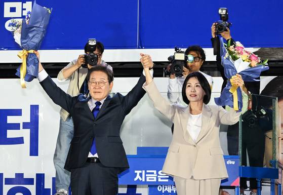 이재명 대통령과 부인 김혜경 여사가 지난 4일 제21대 대선에서의 당선이 확실시되자 서울 여의도 국회 앞에 마련된 민주당 국민개표방송시청 현장을 찾아 지지자들에게 인사하고 있다. 뉴스1