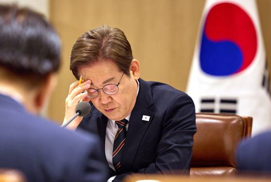 이재명 대통령이 지난 9일 서울 용산구 대통령실 청사에서 열린 비상경제점검 TF 2차 회의에서 생각에 잠겨 있다. 대통령실 제공