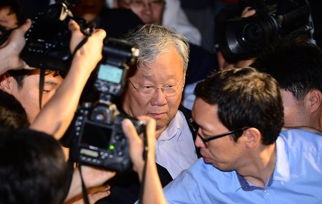 2013년 7월17일 검찰 조사를 마친 장재구 한국일보 회장이 취재진에 둘러싸여 서울 서초동 서울중앙지검 청사를 나서고 있다. /한국일보 노조 제공