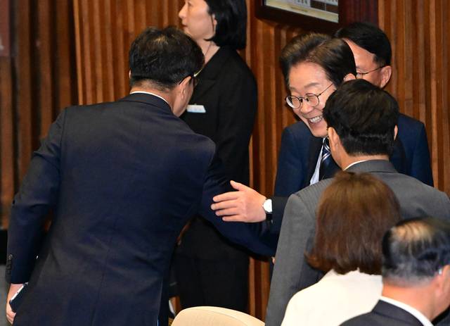 ▲ 이재명 대통령이 26일 추가경정예산 시정연설을 마친 뒤 국회 본회의장에서 국민의힘 권성동 의원과 대화하고 있다.  권 의원은 본회의장에서 나온 후 기자들에게 “(김민석) 총리 임명은 안 된다고 두 번 얘기하니까 (이 대통령이) 알았다고 하고 툭 치고 가더라”고 전했다.  [국회사진기자단]