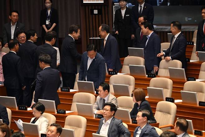 이재명 대통령이 26일 서울 여의도 국회 본회의장에서 정부의 2차 추가경정예산안 제출과 관련해 첫 시정연설을 마치고 국민의힘 의원들과 인사하고 있다./사진=연합뉴스