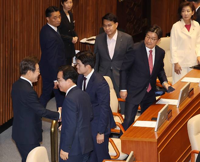 이재명 대통령이 26일 시정연설을 마친 뒤 국회 본회의장에서 김용태 국민의힘 비상대책위원장(가운데 두번째)과 인사하고 있다. 연합뉴스