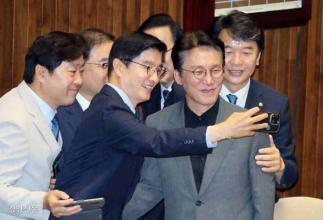 이참에 한 장 김민석 국무총리 후보자가 26일 이재명 대통령의 추가경정예산안 시정연설을 앞둔 국회 본회의장에서 더불어민주당 의원들과 사진을 찍고 있다. 박민규 선임기자