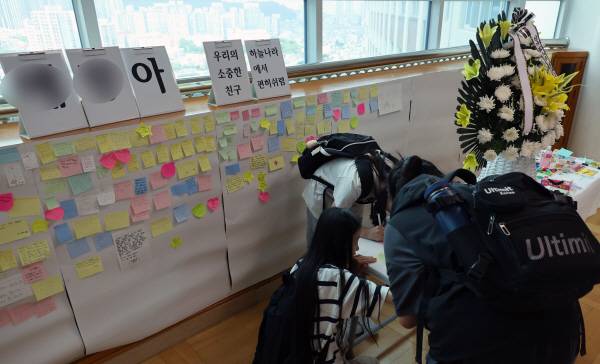 25일 오후 최근 아파트 화재로 숨진 자매가 다닌 부산진구의 한 초등학교에 이들을 추모하기 위한 공간이 마련돼 있다. 지난 24일 새벽 부산진구 한 아파트에서 부모가 일을 하러 나간 사이 불이 나 10살과 7살 자매가 숨졌다. 2025.6.25 연합뉴스