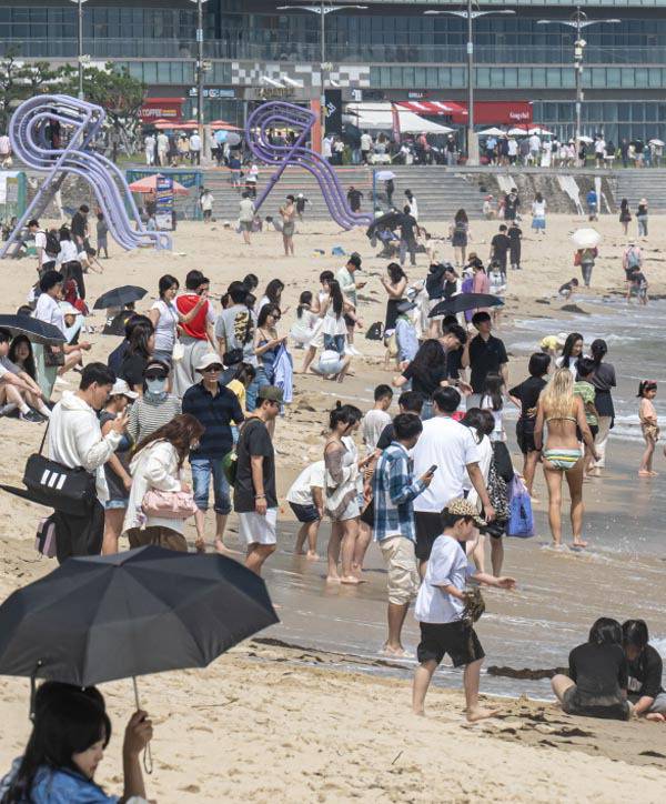 그간 야간에 놀 곳이 없다는 지적이 잇따랐던 부산 해운대구에 라운지 클럽이 잇따라 들어서 기대감이 커진다. 사진은 낮시간 해운대해수욕장을 찾은 관광객들이 물놀이 하는 모습. 국제신문DB