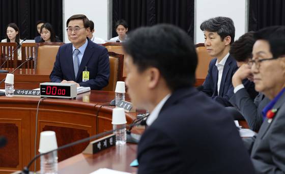 National Intelligence Service (NIS) director Lee Jong-seok attends a parliamentary intelligence committee meeting held at the National Assembly in western Seoul on June 26. [KIM SEONG-RYONG]