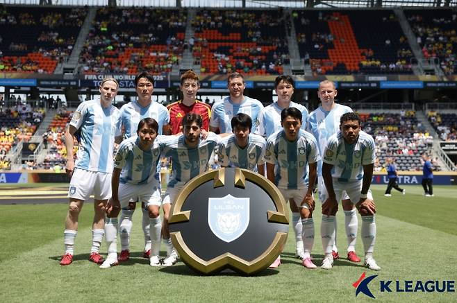 26일 오전 4시(한국시각) 미국 오하이오주 신시내티의 TQL 스타디움에서 열린 도르트문트와의 클럽월드컵 3차전에서 울산HD 선수들이 사진을 찍고 있다. K리그 제공