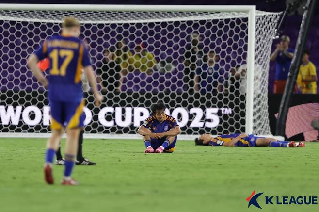 울산 선수들이 지난 17일 미국 올랜도 인터앤코 스타디움에서 열린 마멜로디와 1차전을 패한 뒤 아쉬워하고 있다. 한국프로축구연맹 제공