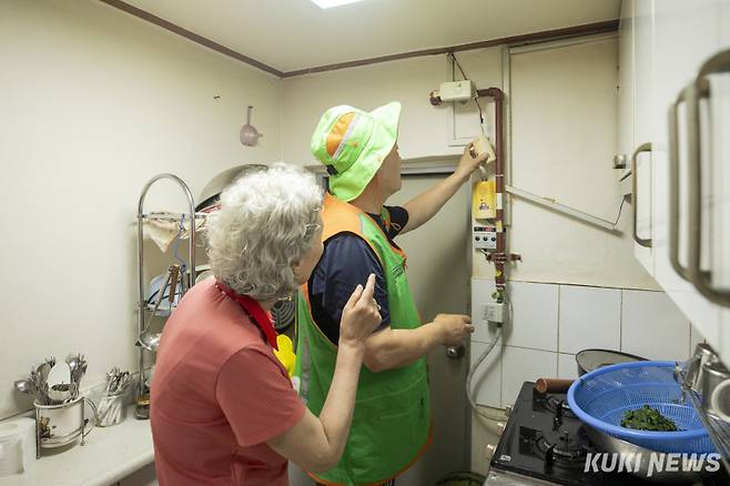 서울 양천구 자율방재단이 목2동경로당에 방문해 시설물들을 점검하고 있다. 양천구 제공