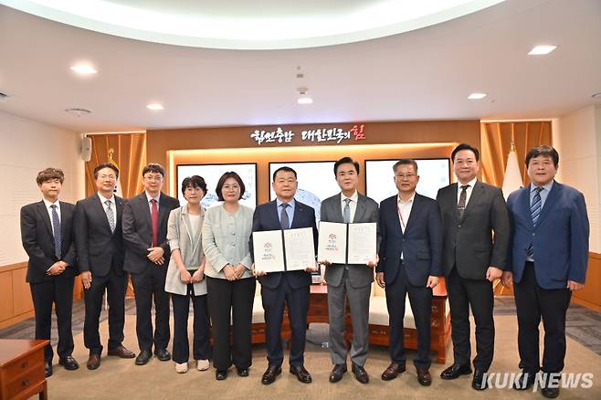 김태흠 충남지사는 26일 도청 외부인사 접견실에서 윤석대 한국수자원공사(K-water) 사장과 ‘충남 워케이션 활성화를 위한 업무협약’을 체결했다.&nbsp;