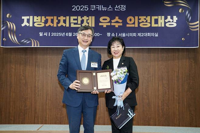 김동근 의정부시장이 ‘2025 쿠키뉴스 선정 지방자치단체 우수 의정대상’ 시상식에서 대한재택의료학회 특별상 수상의 영예를 안았다. 기념 촬영하는 박건우 대한재택의료학회 이사장과 대리수상한 권안나 의정부시의원. 유희태 기자&nbsp;&nbsp;