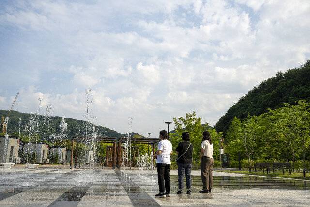지난 5월 1일 개장한 인북천물빛테마공원의 바닥분수가 시원하게 물을 뿜고 있다.