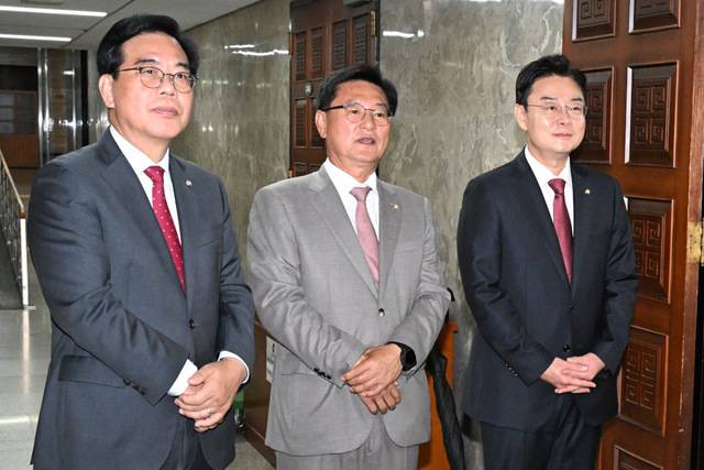 국민의힘 원내대표 선거에 출마한 송언석(왼쪽 두번째부터), 이헌승, 김성원 후보가 지난 16일 서울 여의도 국회에서 열린 원내대표 선출 선거 의원총회에 참석하는 의원에게 인사하고 있다. 이병주 기자